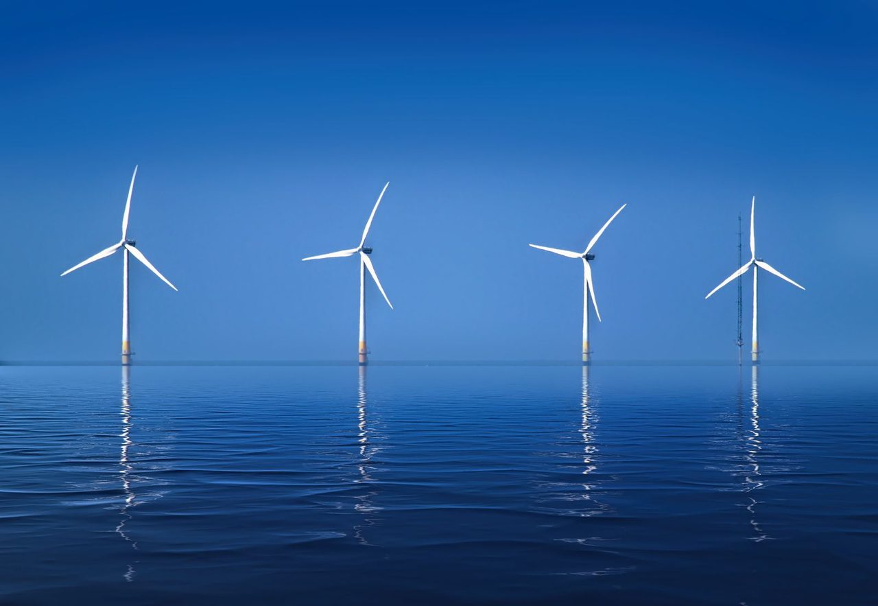 The Offshore Wind Race of 2026: Floating Turbines, Gigawatt Farms and the Supply-Chain Squeeze